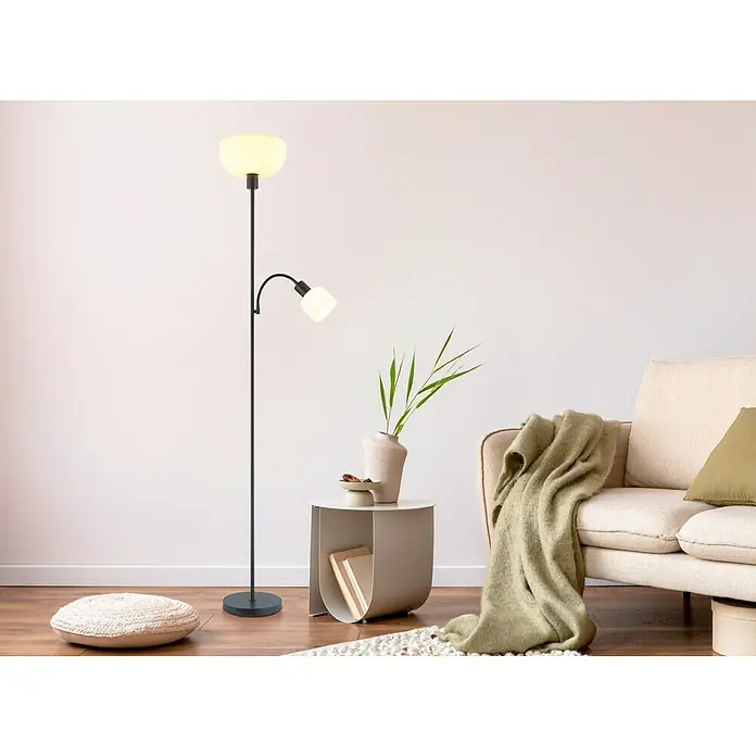 Globo Stehleuchte Hinton - Schwarz, Höhe: 178,7 cm, Lampenfassung: E27 - Schwarze Stehlampe aus Metall mit einer nach oben gerichteten und einer verstellbaren Leseleuchte in einem modernen Wohnzimmer.