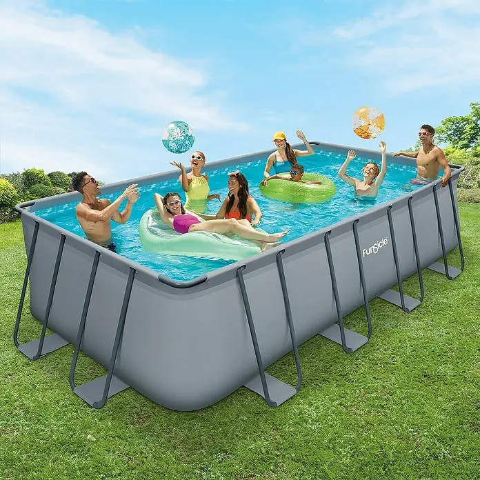 Funsicle Frame-Pool Oasis - L x B x H: 549 x 274 x 132 cm, Grau/Blau, 16.550 l - Großes graues, rechteckiges FunSicle Aufstellbecken mit Personen, die im Freien mit Bällen und Schwimmkörpern im Wasser spielen.