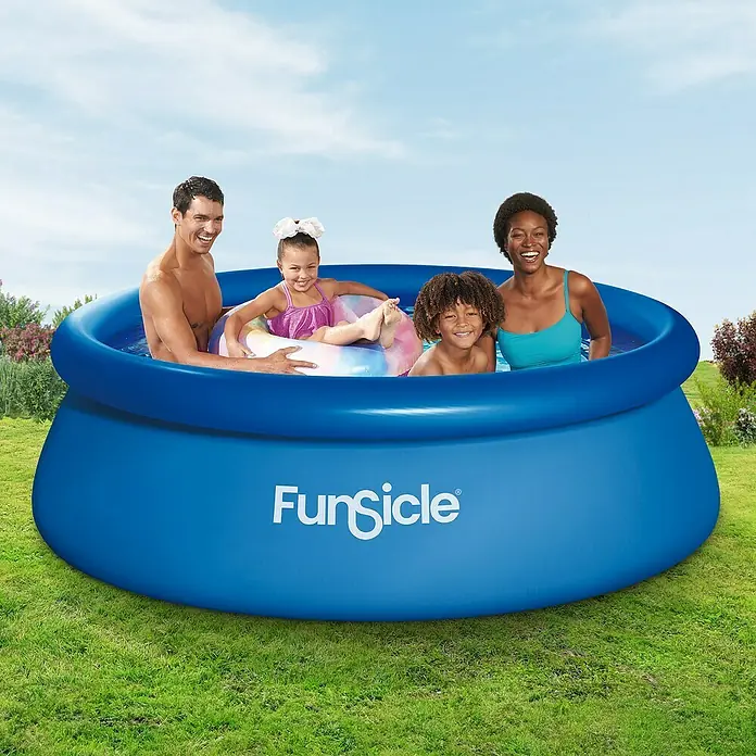 Funsicle Quick-Up-Pool - Ø x H: 244 x 66 cm, Blau, 2.074 l - Eine Familie genießt einen blauen aufblasbaren Pool mit dem 'FunSicle'-Logo.