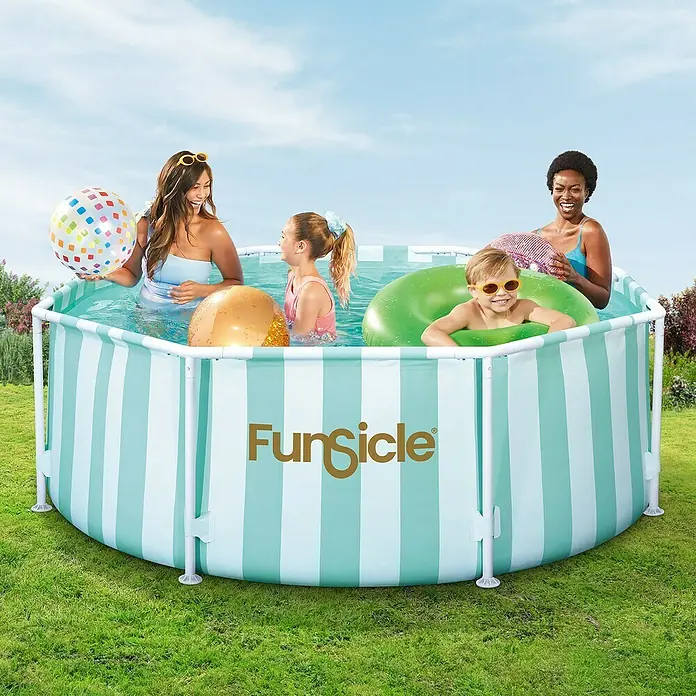 Funsicle Frame-Pool Activity - Ø x H: 244 x 76 cm, Grün/Weiß, 3.032 l - Funsicle Aufstellpool mit hellblau-weißen Streifen, gefüllt mit Wasser, in dem Menschen spielen.