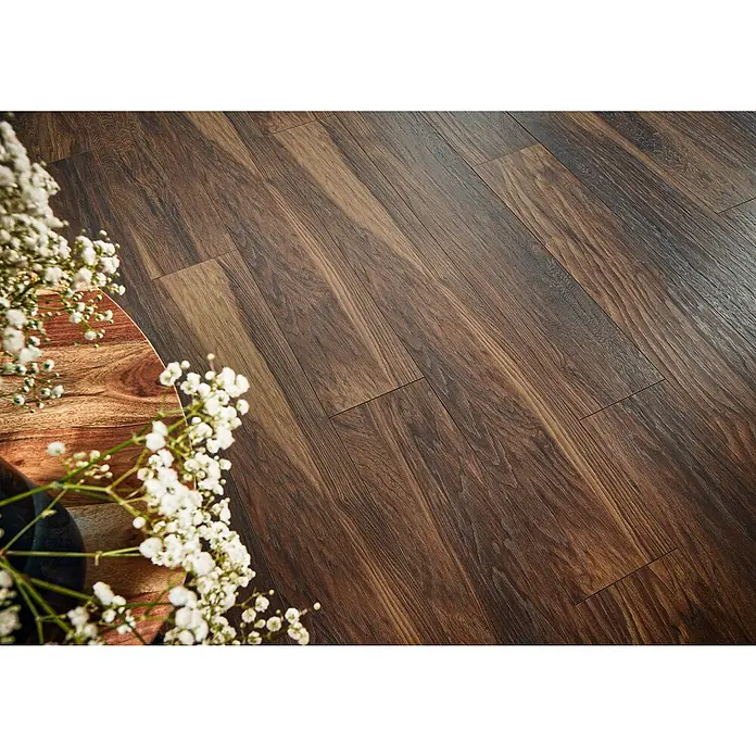 LOGOCLIC Vinto Laminat Classic - Hickory Donada, Landhausdiele, 1.288 x 195 x 8 mm - Dunkelbrauner Boden in Holzoptik mit reicher Maserung, in Dielen verlegt, schafft eine warme Oberfläche.