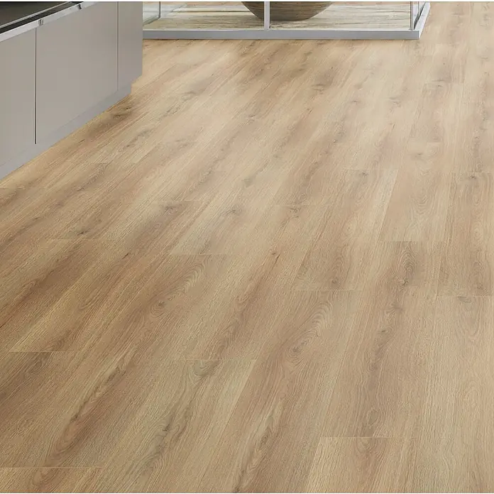 LOGOCLIC Ambienta Laminat - Eiche Canta, Landhausdiele, 1.288 x 195 x 10 mm - Heller Eichenholz-Optik-Boden in einem modernen Raum mit Küchenschränken.