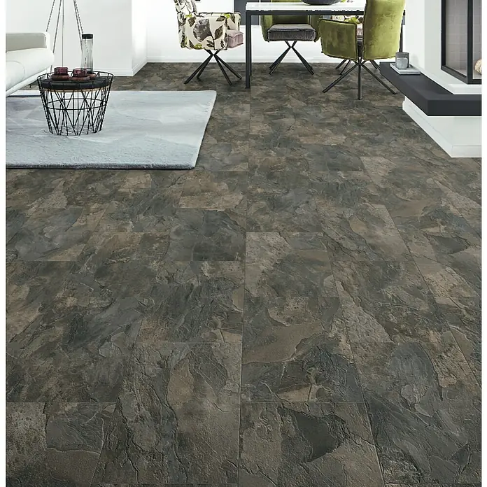 LOGOCLIC Ceramico Laminat Silent - Ceramico, Fliese, 638 x 330 x 8 mm - Dunkler, mehrfarbiger Schiefer-Effektboden in einem modernen Wohn- und Esszimmer.