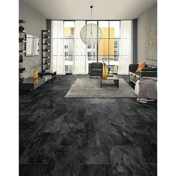 LOGOCLIC Ceramico Laminat - Pearl Grey, Fliese, 638 x 330 x 8 mm - Dunkle, strukturierte Bodenfliesen in einem modernen Wohnzimmerambiente.