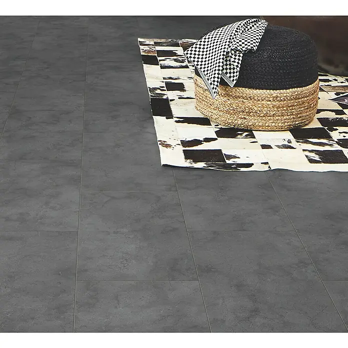 LOGOCLIC Ceramico Laminat - Dark Slate, Fliese, 638 x 330 x 8 mm - Dunkelgraue Bodenfliesen mit subtiler Textur, in einem modernen Raum verlegt.