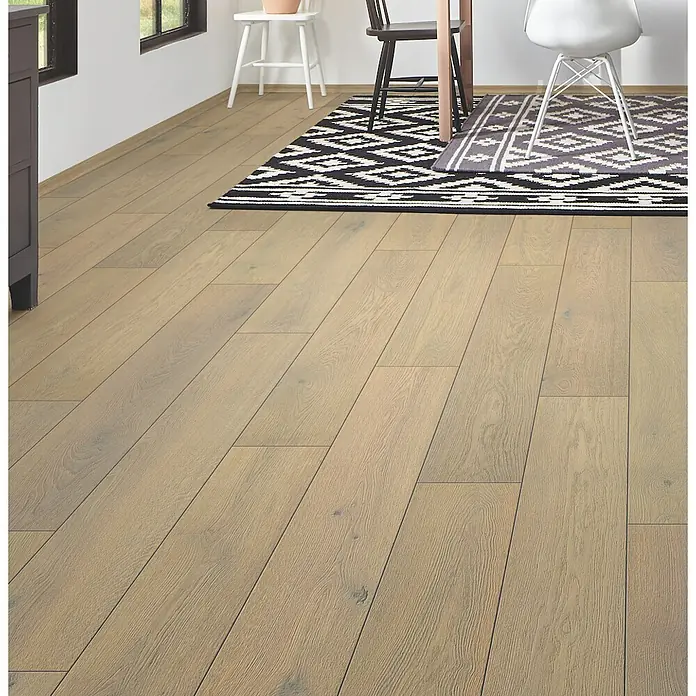 LOGOCLIC Aquaprotect Smart Laminat - Marea Oak, Landhausdiele, 1.288 x 195 x 6 mm - Helles Dielenparkett in einem Raum mit gemustertem Teppich.