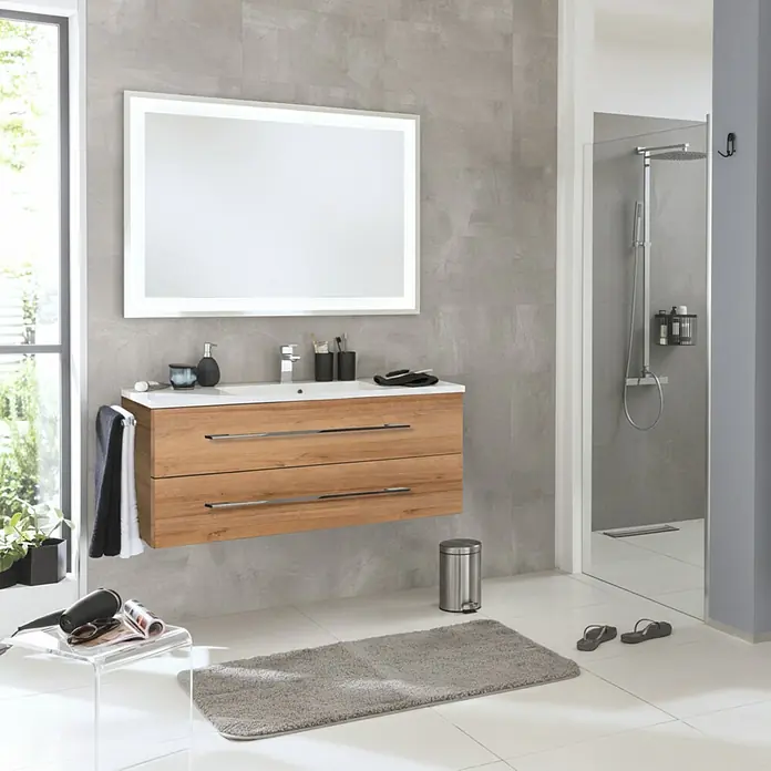 Camargue Stella M Badmöbel-Set - Gesamtbreite Badmöbel: 120 cm, Berg Eiche, Matt, Farbe Griff: Chrom Glänzend - Wandhängender Waschtisch aus Holz mit weißem Waschbecken und Chromgriffen in einem modernen Bad.