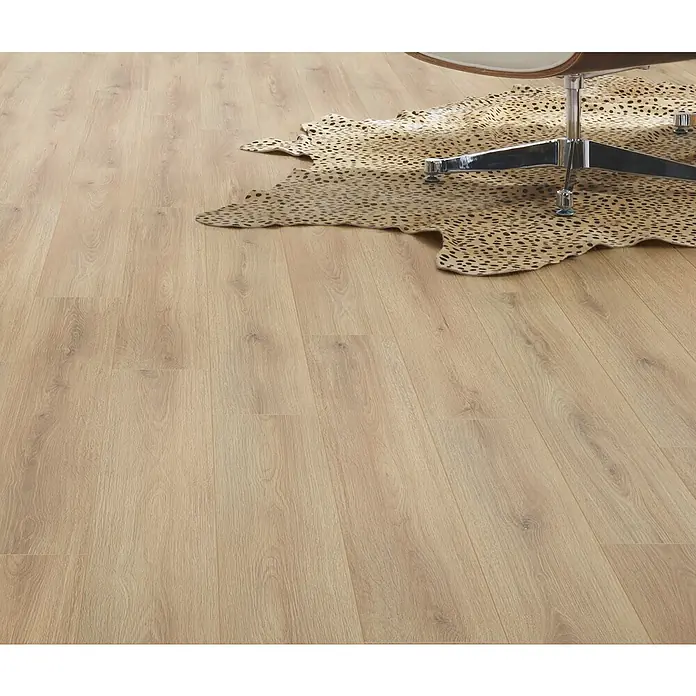 LOGOCLIC Ambienta Laminat - Eiche Canta, Landhausdiele, 1.288 x 195 x 10 mm - Helle Eichenlaminatdielen mit feiner Maserung, teilweise von einem Leopardenfellteppich und Stuhlfuß bedeckt.