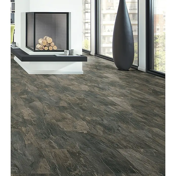 LOGOCLIC Ceramico Laminat Silent - Ceramico, Fliese, 638 x 330 x 8 mm - Dunkler, mehrfarbiger Dielenboden in Steinoptik in einem modernen Wohnraum.