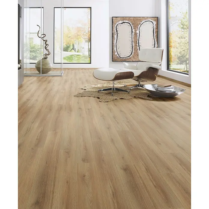 LOGOCLIC Ambienta Laminat - Eiche Canta, Landhausdiele, 1.288 x 195 x 10 mm - Heller, breitdieliger Holzfußboden bedeckt ein modernes Wohnzimmer mit realistischer Holzmaserung.