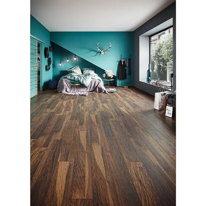 LOGOCLIC Vinto Laminat Classic - Hickory Donada, Landhausdiele, 1.288 x 195 x 8 mm - Dunkler Dielenholzboden mit abwechslungsreicher Maserung, der den Boden eines modernen Schlafzimmers bedeckt.