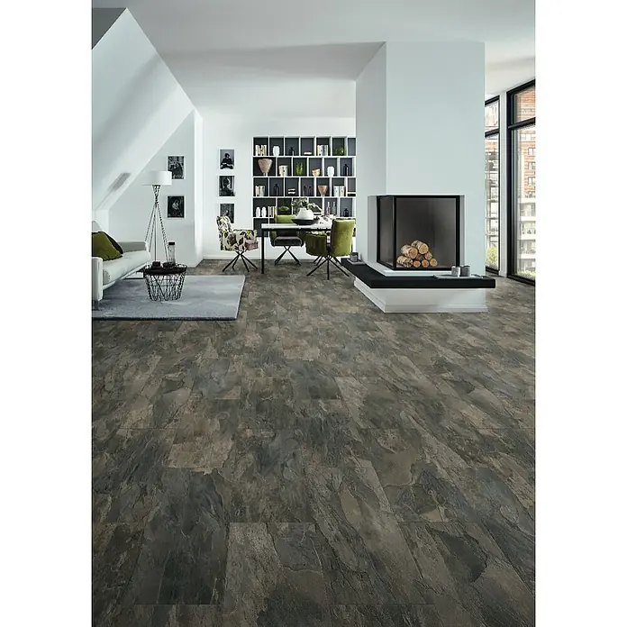 LOGOCLIC Ceramico Laminat Silent - Ceramico, Fliese, 638 x 330 x 8 mm - Dunkler grau-brauner Steinoptik-Boden in einem großen, modernen Wohn- und Essbereich.