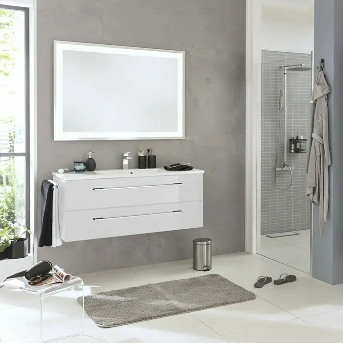 Camargue Stella M Badmöbel-Set - Gesamtbreite Badmöbel: 120 cm, Weiß, Glänzend, Farbe Griff: Chrom Glänzend - Moderner, weißer, wandmontierter Badschrank mit zwei Schubladen, Chromgriffen und beleuchtetem Spiegel.