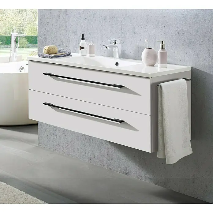 Camargue Stella M Badmöbel-Set - Gesamtbreite Badmöbel: 120 cm, Weiß, Glänzend, Farbe Griff: Schwarz - Weißer wandhängender Badunterschrank mit zwei Schubladen, integriertem Waschbecken, schwarzen Griffen und seitlichem Handtuchhalter im modernen Badezimmer.