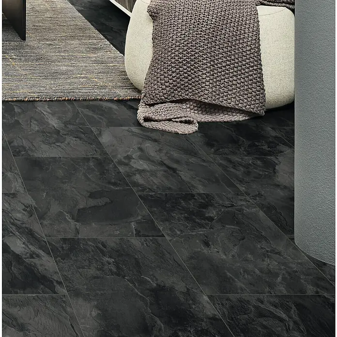 LOGOCLIC Ceramico Laminat - Pearl Grey, Fliese, 638 x 330 x 8 mm - Dunkle, rechteckige Bodenfliesen mit Natursteinmuster, verlegt in einem Wohnraum.