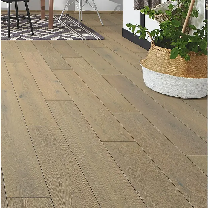 LOGOCLIC Aquaprotect Smart Laminat - Marea Oak, Landhausdiele, 1.288 x 195 x 6 mm - Helle braune Holzfußbodenbretter mit sichtbarer Maserung, diagonal verlegt.