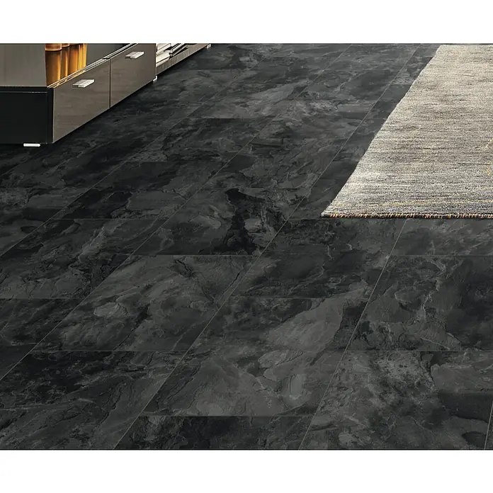 LOGOCLIC Ceramico Laminat - Pearl Grey, Fliese, 638 x 330 x 8 mm - Große, dunkelgraue Bodenfliesen in Schieferoptik, die einem Innenraum eine natürliche und moderne Ästhetik verleihen.