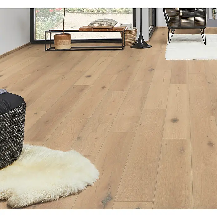 LOGOCLIC Silentos Laminat - Eiche Forli, Landhausdiele, 1.288 x 195 x 9 mm - Heller Naturholz-Eichenboden in Plankenoptik mit mattem Finish in einem modernen Raum.
