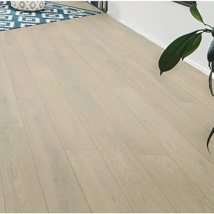 LOGOCLIC Aquaprotect Laminat - Mistery Oak, Landhausdiele, 1.288 x 195 x 8 mm - Heller, grauer Dielenboden in einem modernen Raum mit blauem Teppich.