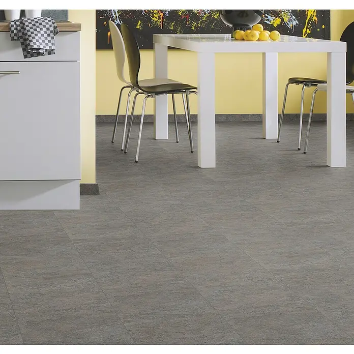 LOGOCLIC Ceramico Laminat - Albus, Fliese, 638 x 330 x 8 mm - Strukturierter graubrauner Bodenbelag in Steinoptik in einem modernen Küchen-/Essbereich.