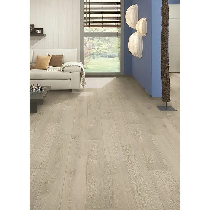 LOGOCLIC Vinto Laminat Classic - Eiche Nassau, Landhausdiele, 1.288 x 195 x 8 mm - Helle Holzfußbodenbretter in einem modernen Wohnzimmer.