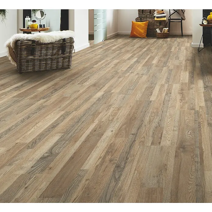 LOGOCLIC Silentos Laminat - Eiche Cabino, Landhausdiele, 1.288 x 195 x 9 mm - Naturgetreuer Laminatboden in Holzoptik mit abwechslungsreichen Dielenfarben, in einem geräumigen Zimmer verlegt.