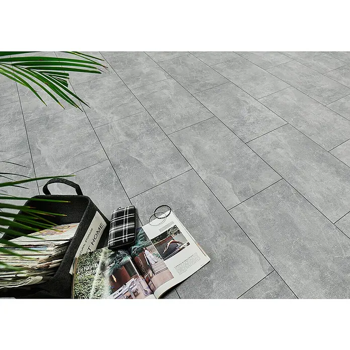 LOGOCLIC Ceramico Laminat - Luzzi, Fliese, 638 x 330 x 8 mm - Graue Bodenfliesen mit Betonoptik, rechteckig verlegt, aus einem Winkel gesehen.