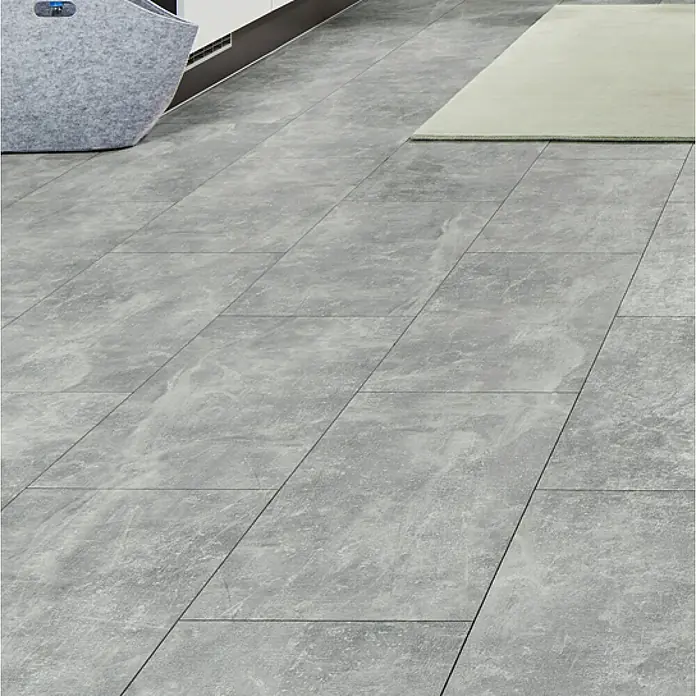 LOGOCLIC Ceramico Laminat - Luzzi, Fliese, 638 x 330 x 8 mm - Graue, rechteckige Bodenfliesen mit einer dezenten Stein- oder Betontextur, die einen Raum bedecken.
