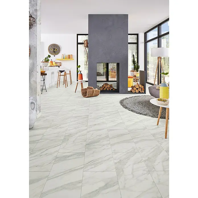 LOGOCLIC Ceramico Laminat - Amelia, Fliese, 638 x 330 x 8 mm - Helle, marmorierte Bodenfliesen in einem modernen offenen Wohnbereich.