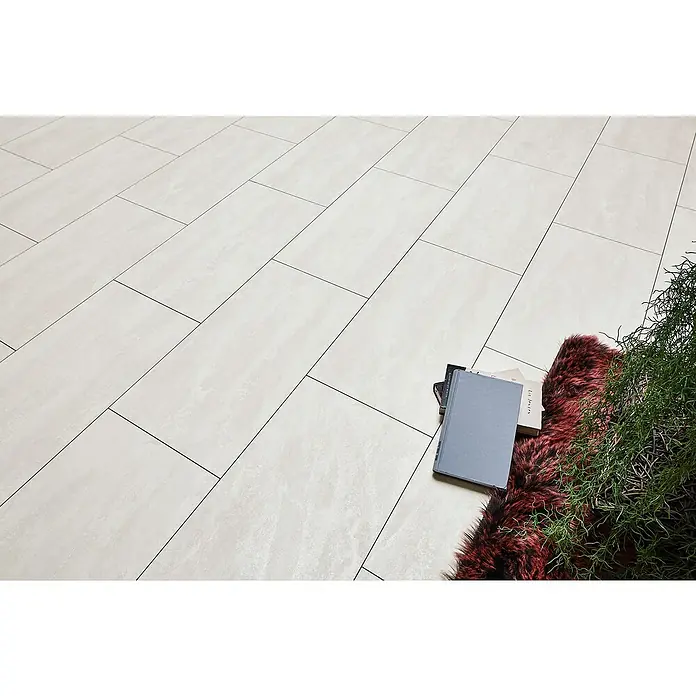 LOGOCLIC Ceramico Laminat - Bright Powder, Fliese, 638 x 330 x 8 mm - Helle beige rechteckige Bodenfliesen mit subtiler Textur, in modernem Versatzmuster verlegt.