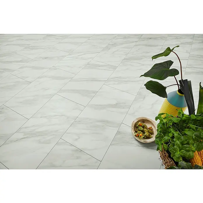 LOGOCLIC Ceramico Laminat - Amelia, Fliese, 638 x 330 x 8 mm - Weiße Bodenfliesen in Marmoroptik mit zarter grauer Maserung, diagonal in einem modernen Ambiente verlegt.