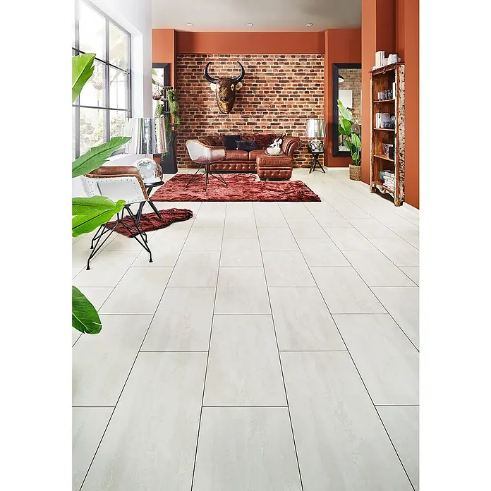 LOGOCLIC Ceramico Laminat - Bright Powder, Fliese, 638 x 330 x 8 mm - Helle, beige Rechteck-Bodenfliesen in einem modernen Wohnzimmer verlegt.