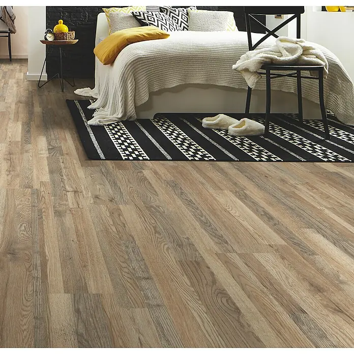 LOGOCLIC Silentos Laminat - Eiche Cabino, Landhausdiele, 1.288 x 195 x 9 mm - Helles bis mittelbraunes Holzdekor-Boden mit natürlicher Maserung in einem Schlafzimmer.