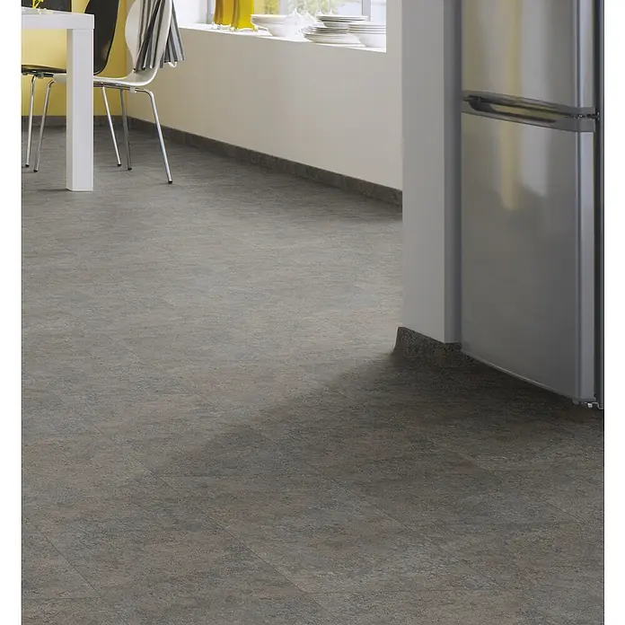 LOGOCLIC Ceramico Laminat - Albus, Fliese, 638 x 330 x 8 mm - Strukturierte dunkelgrau-braune Bodenfliesen in einer Küche mit Esstisch und Kühlschrank.
