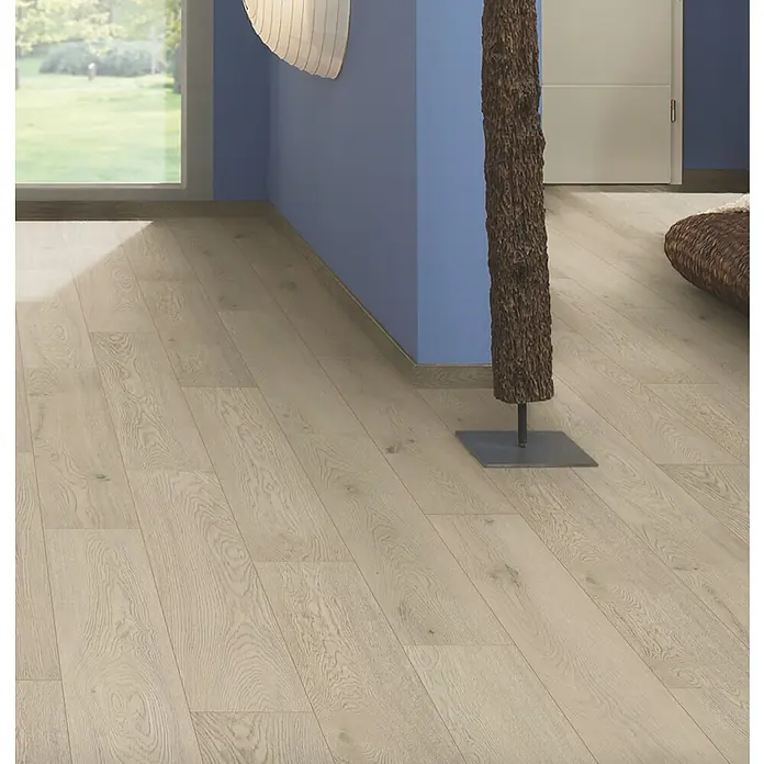 LOGOCLIC Vinto Laminat Classic - Eiche Nassau, Landhausdiele, 1.288 x 195 x 8 mm - Heller Eichenlaminatboden mit natürlicher Holzmaserung, in einem Raum verlegt.