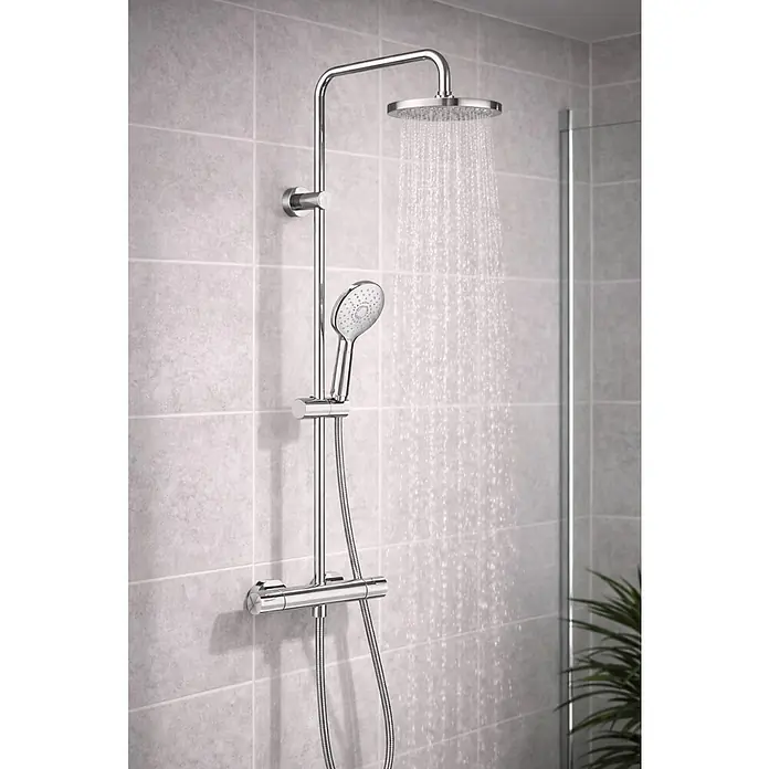 Roca Mitos Sistema de ducha - Con grifo termostático, Número de tipos de chorro: 1 ud., Cromo - Sistema de ducha termostático cromado con rociador, ducha de mano ajustable y barra, en funcionamiento.