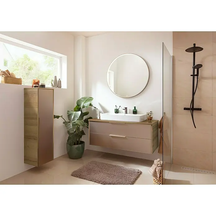 Camargue Silk Midischrank - B x T x H: 30,4 x 32,5 x 121,6 cm, Berg Eiche Holzoptik/Goldbronze, DIN Anschlag: Links - Modernes Badezimmer mit Waschtischunterschrank in Holz- und Taupetönen, weißem Waschbecken, hinterleuchtetem Rundspiegel und schwarzem Duschsystem.