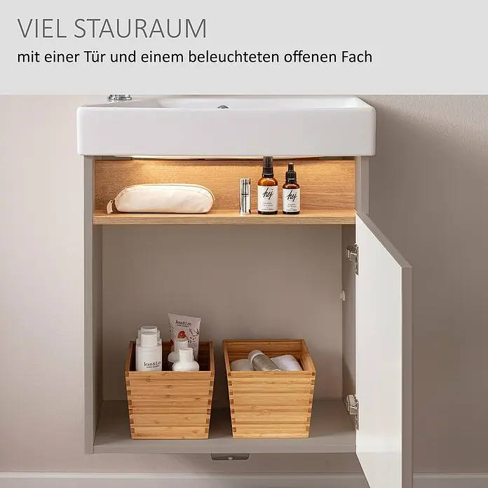 Camargue Pure Badmöbel-Set - Gesamtbreite Badmöbel: 55 cm, Kaschmir, Matt - Waschtischunterschrank mit weißem Waschbecken, beleuchteter offener Holzablage und grauer Schranktür.
