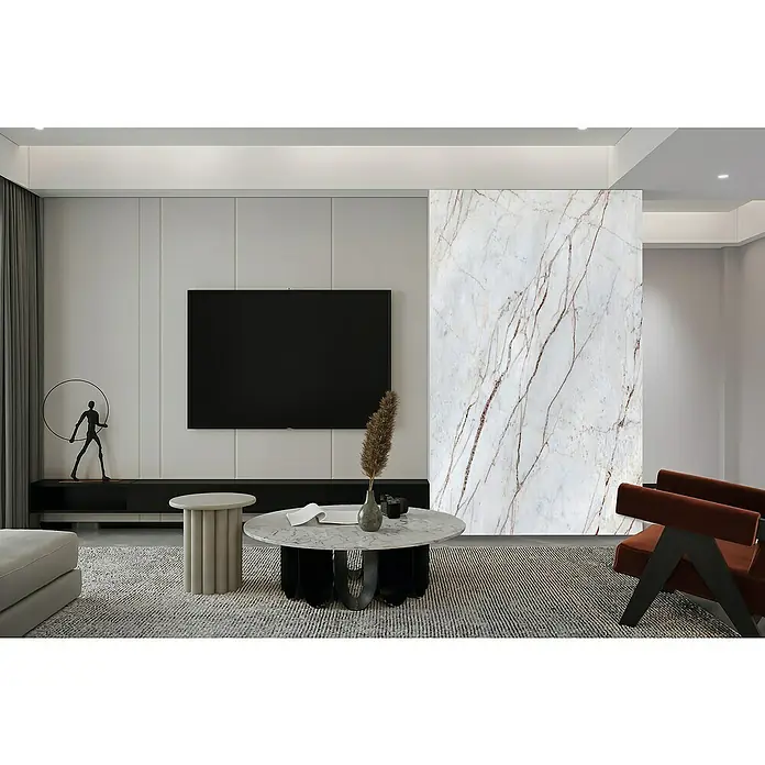 Panel acústico Marble Acoustic 2 - Blanco, L x An x Es: 240 x 56 x 0,8 cm - Sala de estar moderna con TV grande en pared de paneles gris claro, complementada con pared de mármol blanco, asientos cómodos y alfombra gris.