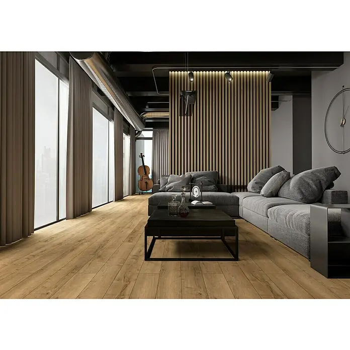 LOGOCLIC Laminado Hidro Roble Wild - 1.380 x 191 x 10 mm, Marrón, AC5, Resistente al agua - Gran sofá seccional de tela gris y una mesa de centro oscura en un salón moderno.