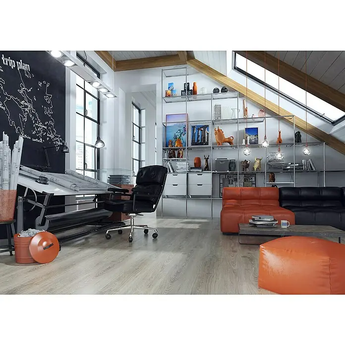 LOGOCLIC Laminado Hidro Roble Lucca - 1.380 x 191 x 8 mm, Marrón, AC5, Resistente al agua - Oficina y zona de descanso en un loft moderno con mesa de dibujo, estanterías elegantes y un sofá seccional naranja y negro.