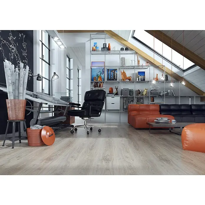 LOGOCLIC Laminado Hidro Roble Lucca - 1.380 x 191 x 8 mm, Marrón, AC5, Resistente al agua - Suelo de aspecto madera clara con veta visible, complementando un interior moderno de oficina y salón.