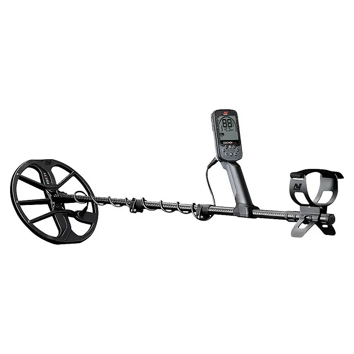 Minelab Metalldetektor Equinox 700 - 3,7 V, 1 Akku, 5.100 mAh, L x B x H: 280 x 280 x 1.440 mm - Schwarzer und grauer Minelab Equinox Metalldetektor mit Digitalanzeige und EQX 11 Suchspule.