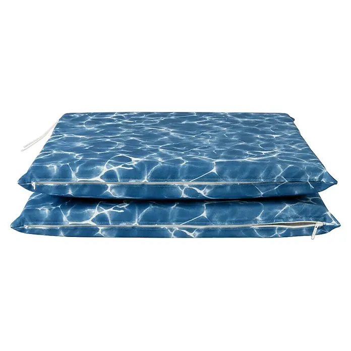 Cojín para asiento de posiciones Piscina - Sillón de posiciones, 1 ud., L x An x Al: 120 x 45 x 3,5 cm, Azul - Dos cojines azules apilados con estampado de ondas de agua blancas y cremalleras visibles.