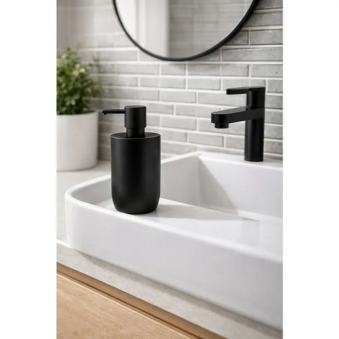 Spirella Jaro Dispensador de jabón - L x An x Al: 77 x 77 x 158 cm, Gres, Negro - Dispensador de jabón negro mate y grifo elegante sobre un lavabo de baño blanco moderno.