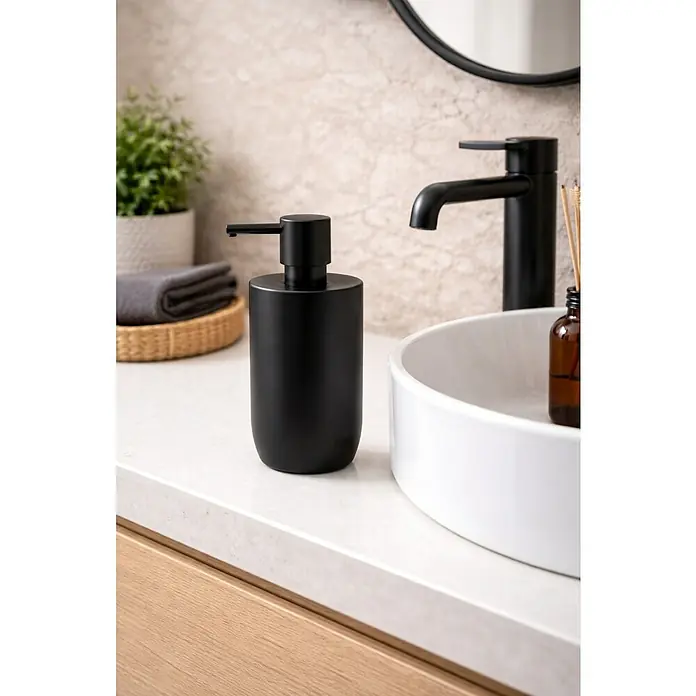 Spirella Jaro Dispensador de jabón - L x An x Al: 77 x 77 x 158 cm, Gres, Negro - Dispensador de jabón negro mate en un baño moderno junto a un lavabo blanco y grifo negro.
