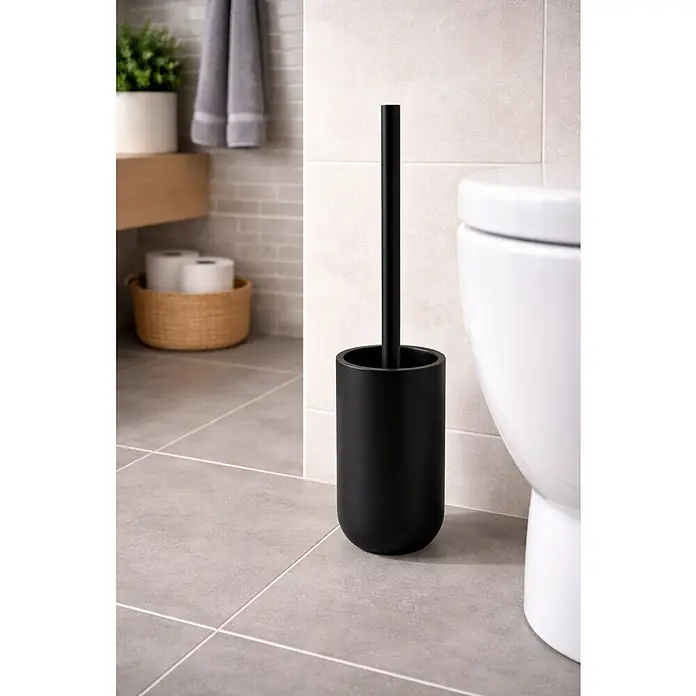 Spirella Jaro Escobillero de suelo - Gres porcelánico, Negro - Escobilla de baño negra con soporte, colocada junto a un inodoro blanco.