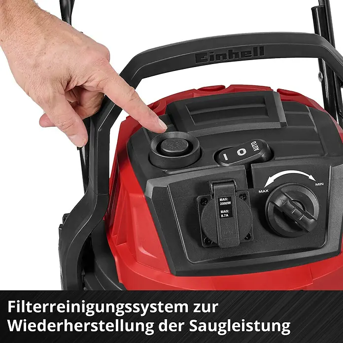 Einhell Elektro-Nass- & Trockensauger TE-VC 3080 SACL - 1.150 W, Behältervolumen: 30 l, Halbautomatisch - Hand drückt Filterreinigungssystem an rotem Einhell Nass-/Trockensauger mit Steckdose und Bedienelementen.