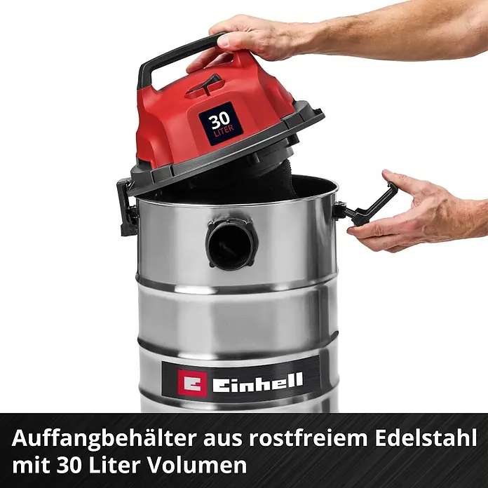 Einhell Nass-Trockensauger TC-VC 3055 S - 950 W, 30 l - Eine Person hebt den roten 30-Liter-Motorkopf von einem Edelstahl-Nass-/Trockensaugerbehälter ab.