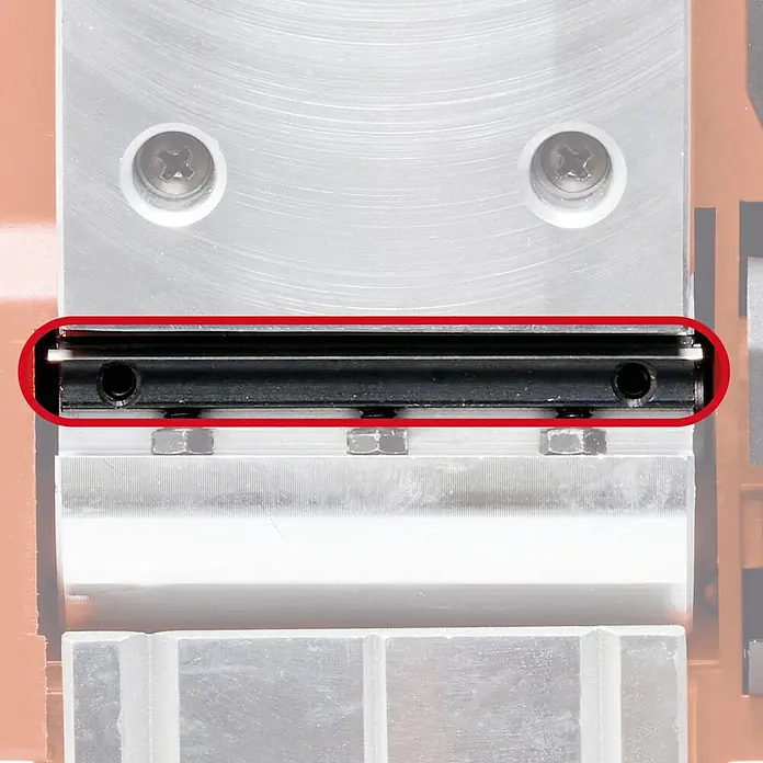 Einhell Elektrohobel TE-PL 920 - 920 W - Schwarze, rechteckige Schneidklinge mit Schraubenlöchern, an einem Metallwerkzeug montiert.